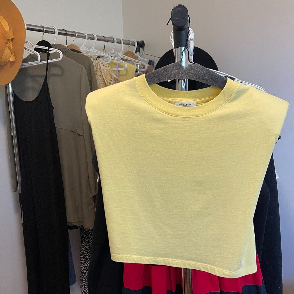 Aritzia Babaton Yellow padded crop t-shirt